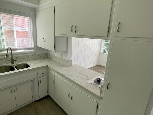 Building Photo - 508 S Catalina Ave