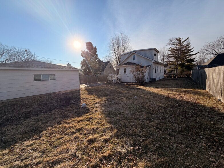 Building Photo - 856 Woodlawn Ave