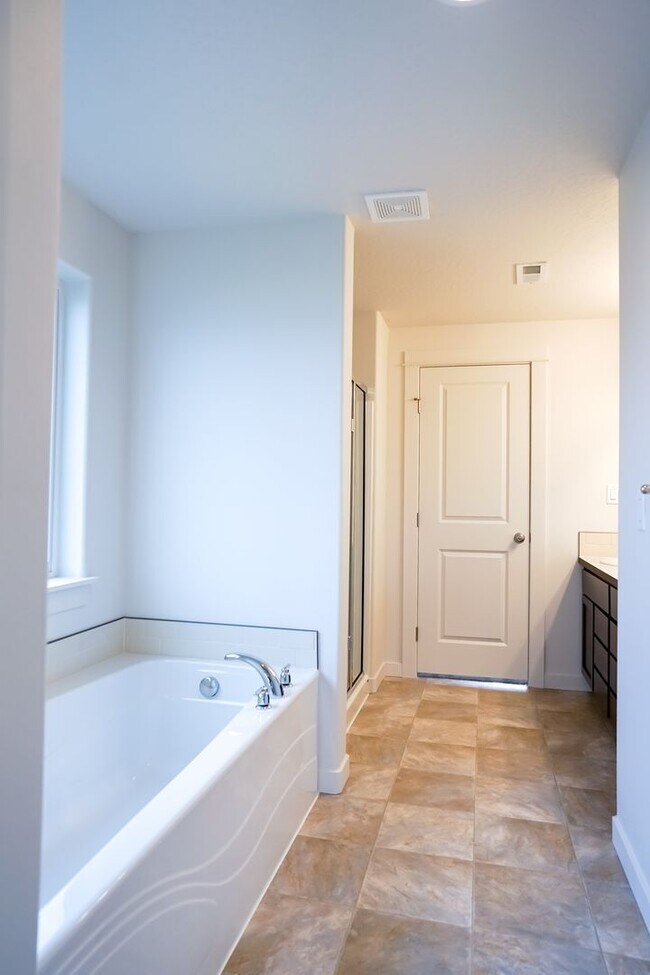 Building Photo - 4 Bedroom, 2.5 Bath New home