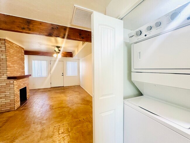 Building Photo - Holiday Move In Special! 1/2 Off December's Rent! Unique Townhome with Open Layout! All Appliance...