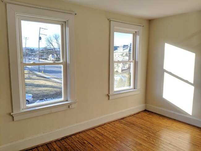 Building Photo - Charming Historic townhouse in downtown Frederick available mid June!
