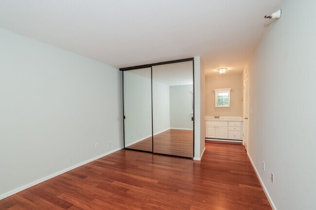 Building Photo - 2 Bedroom Condo in Highly Desirable Richmond Marina Bay!