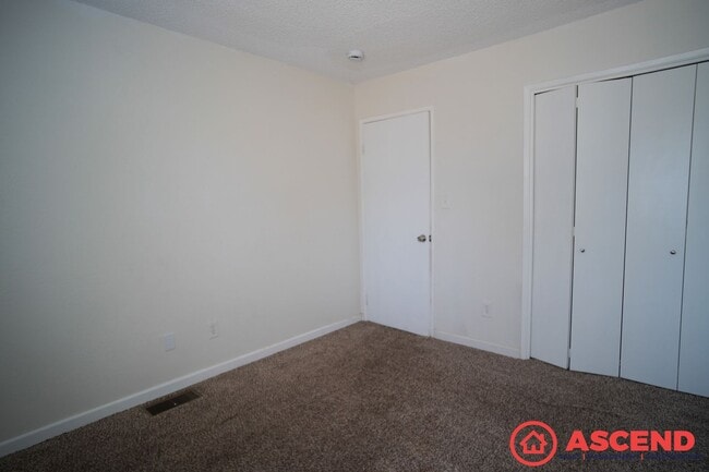 Building Photo - Central Bakersfield Condo!
