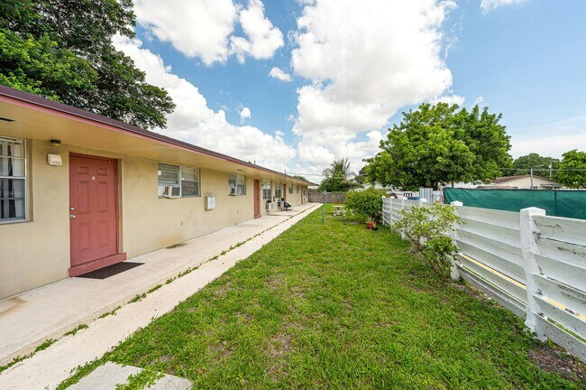 Building Photo - 5725 Tyler St