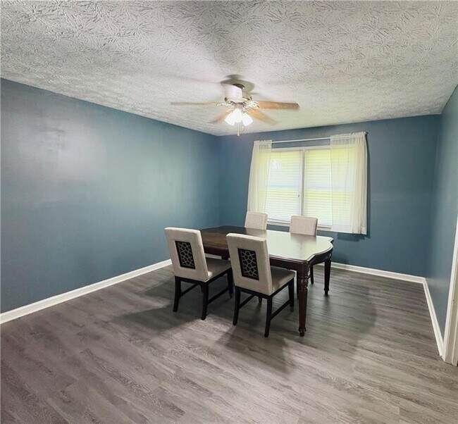 Building Photo - 2421 Fieldstone Dr SE