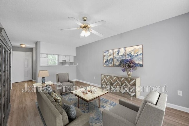 Building Photo - 307 Country Club Dr NE