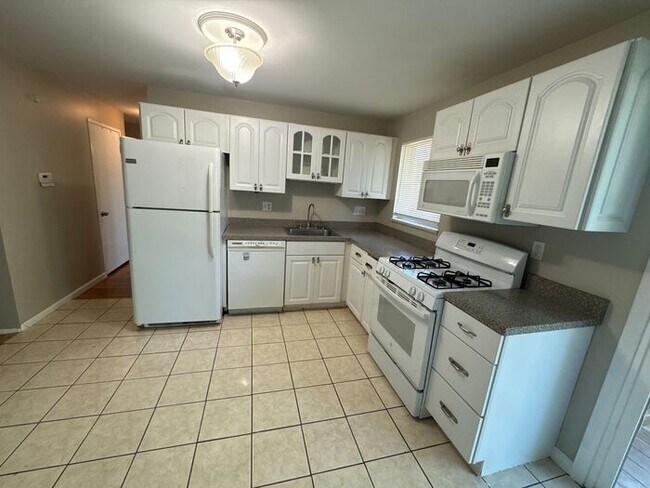 Building Photo - Three Bed 1 Bath Home
