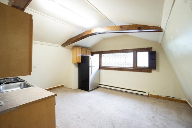Building Photo - Avail. 6/1/26 Charming Efficiency-One Bloc...