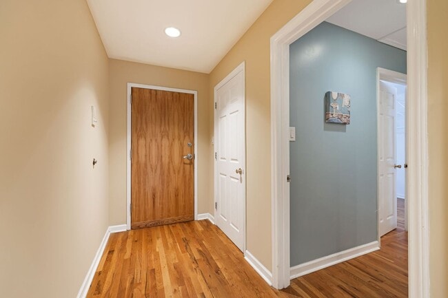 Building Photo - Stylish Studio Condo in Downtown Asheville – Rare Top-Floor Find