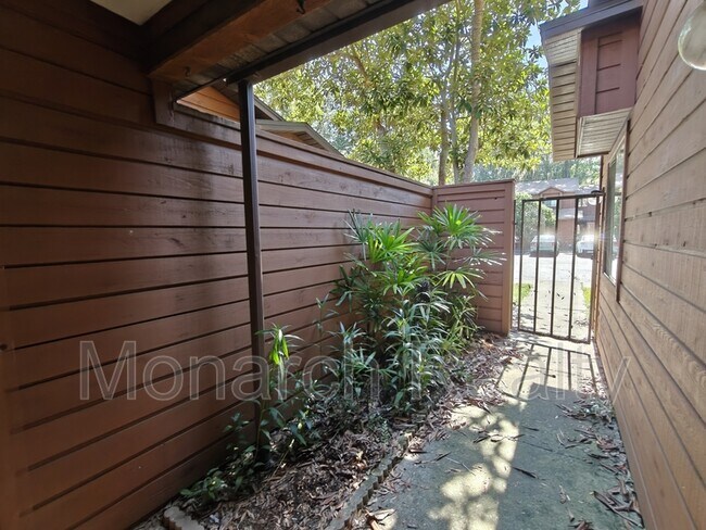 Building Photo - 830 SW 56th Terrace