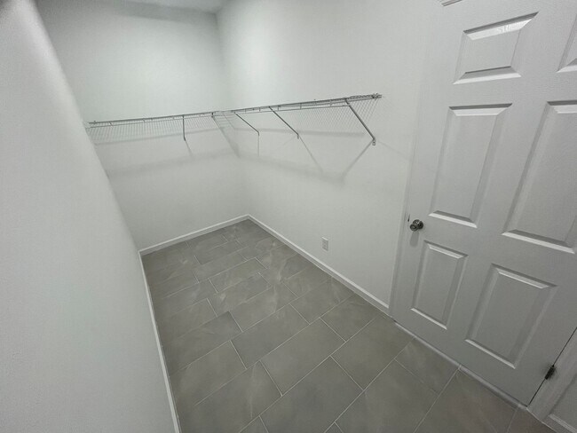Building Photo - 1223 Randletree St E