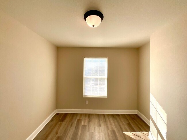 Building Photo - **APPLICATION RECEIVED** Three Bedroom Townhome in Prime Location! Close to New IKEA, I-35, Forum...