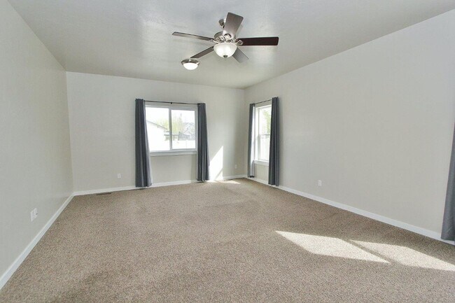 Building Photo - Spacious Home in Quiet Neighborhood