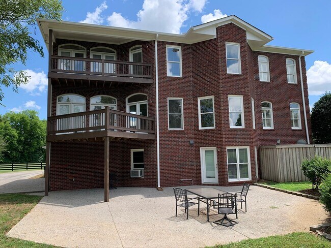 Building Photo - 5000 Square Feet on 7 Acres in Heart of Franklin