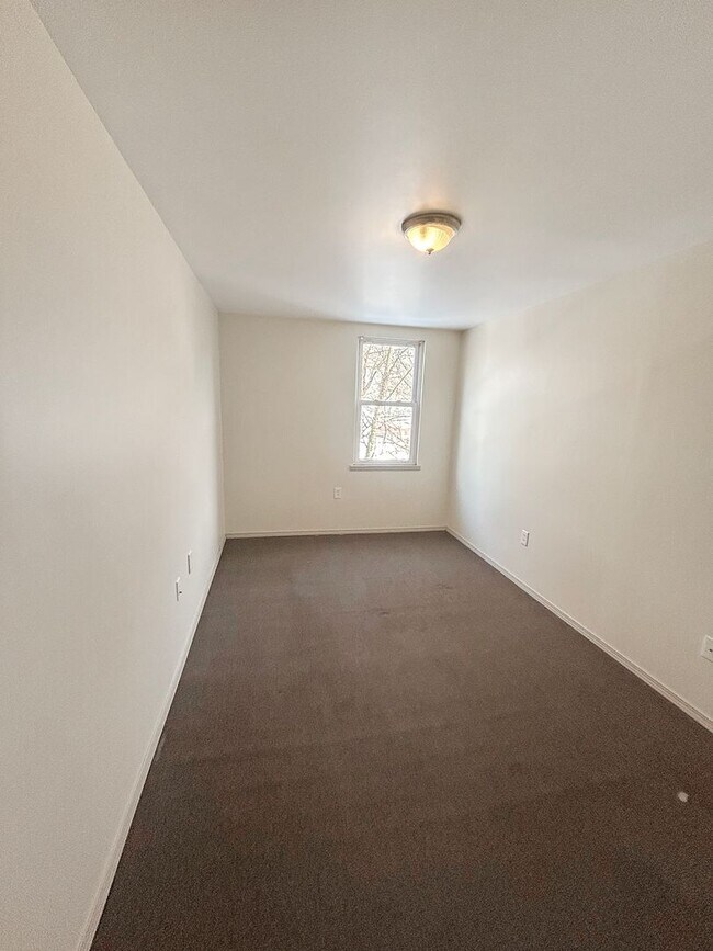 Building Photo - 36 Hickory St