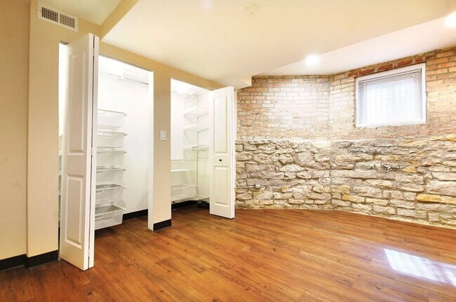 Building Photo - 1352 N La Salle Dr