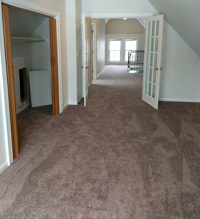 Building Photo - Large Spacious 4 Bedroom UPPER with Large Living Room and Dining Area!!