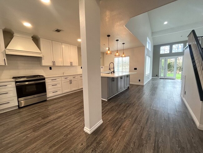 Building Photo - 4 bedroom, 2.5 bathroom home in a gated Riverside community!