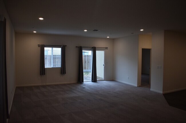 Building Photo - 662 Pegasus Dr