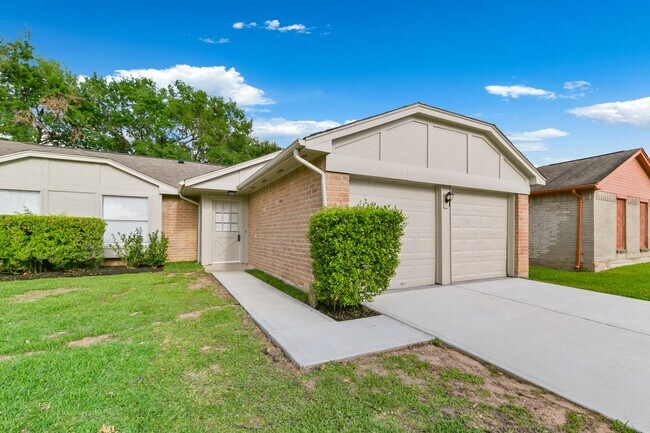 Building Photo - 1911 Highcrest Dr