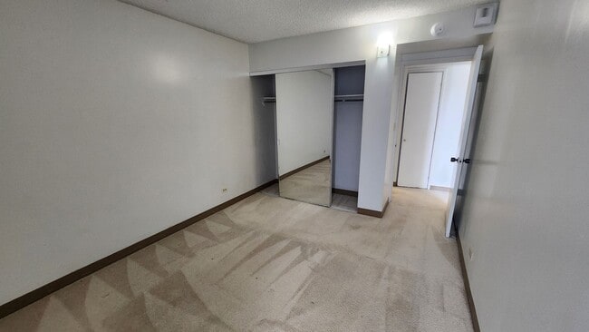 Building Photo - 1320-S