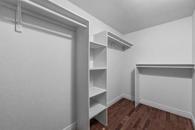 Building Photo - 9312 Roxanna Dr