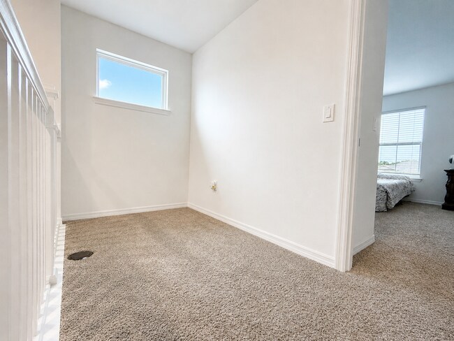 Building Photo - Experience modern & expansive living in this corner-lot 5Bedrooms/3.5Bath home at Ocala!