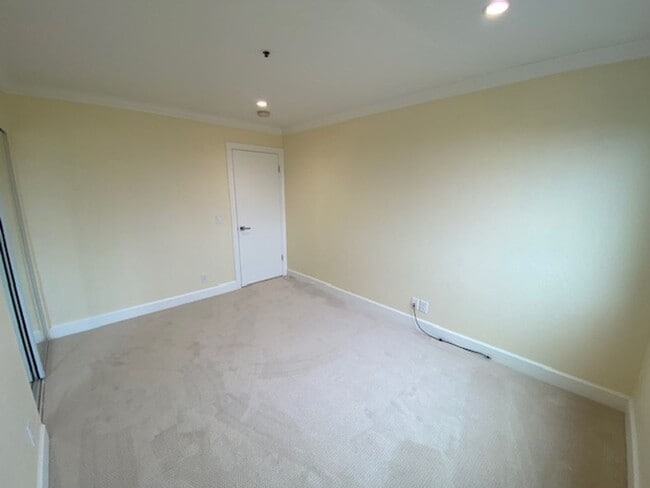 Building Photo - Bright & Stylish Monterey Condo