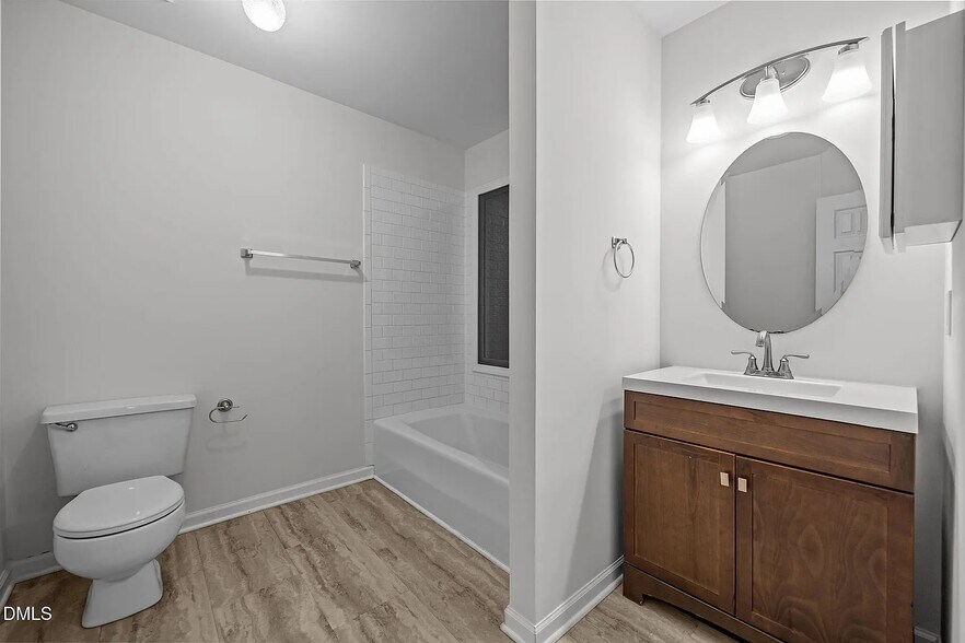 Private Bathroom Upstairs Unit - 1033 Oak Lake Ct