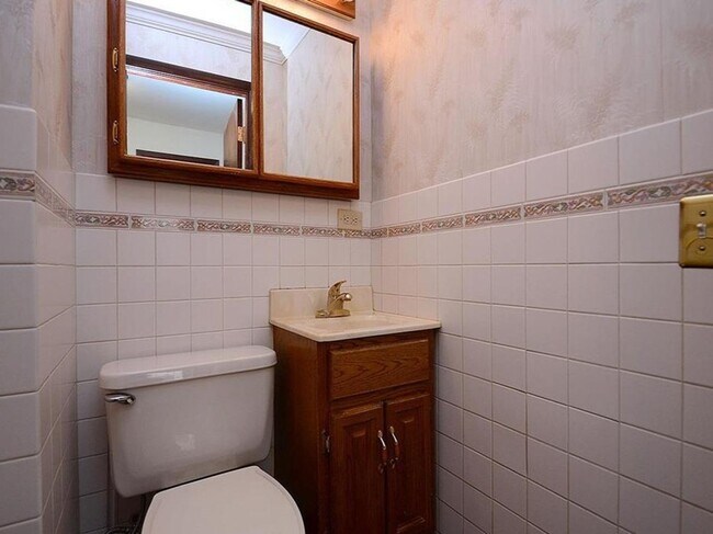 Building Photo - Charming Home For Rent Near UNO & Aksarben