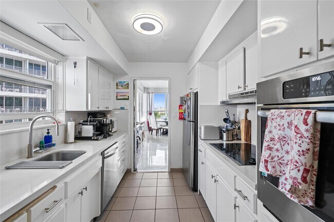 Building Photo - 4925 Collins Ave