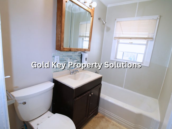 Building Photo - Cute 2 BR 1 BA Meadowbrook House with Cent...