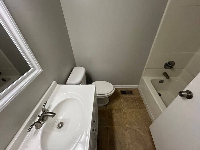 Building Photo - 3br 1.5 ba available now