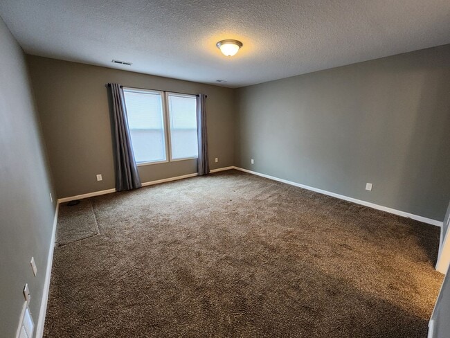Building Photo - Beautiful newer home with everything on main level in Seaman Schools