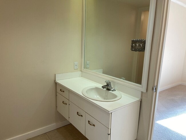 Building Photo - Spacious Riverhill Townhome
