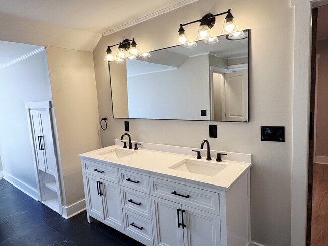 Building Photo - 1880 E Broad St