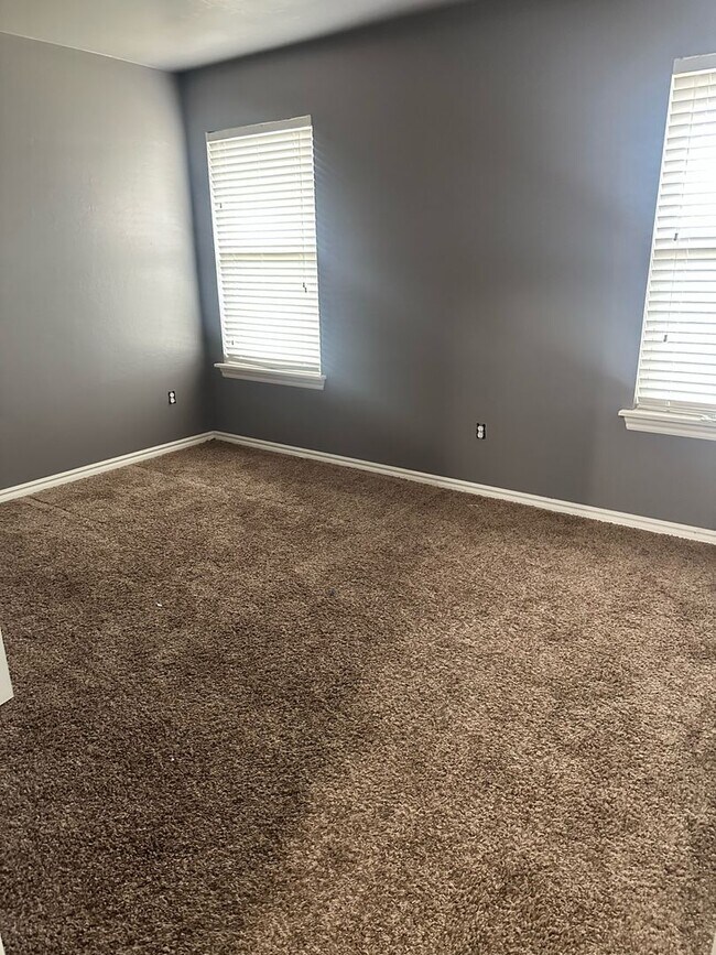 Building Photo - 4 BEDROOMS!  - First Month Free
