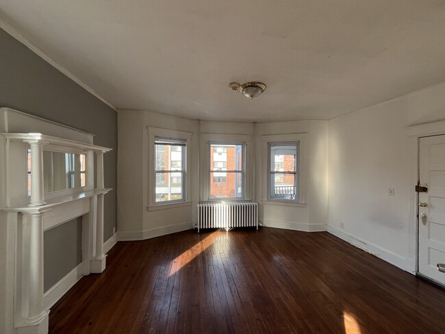 Primary bedroom - 989 Capitol Ave