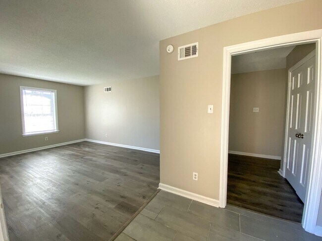 Building Photo - 3 bed, 2 bath home with access to 79 and 40.