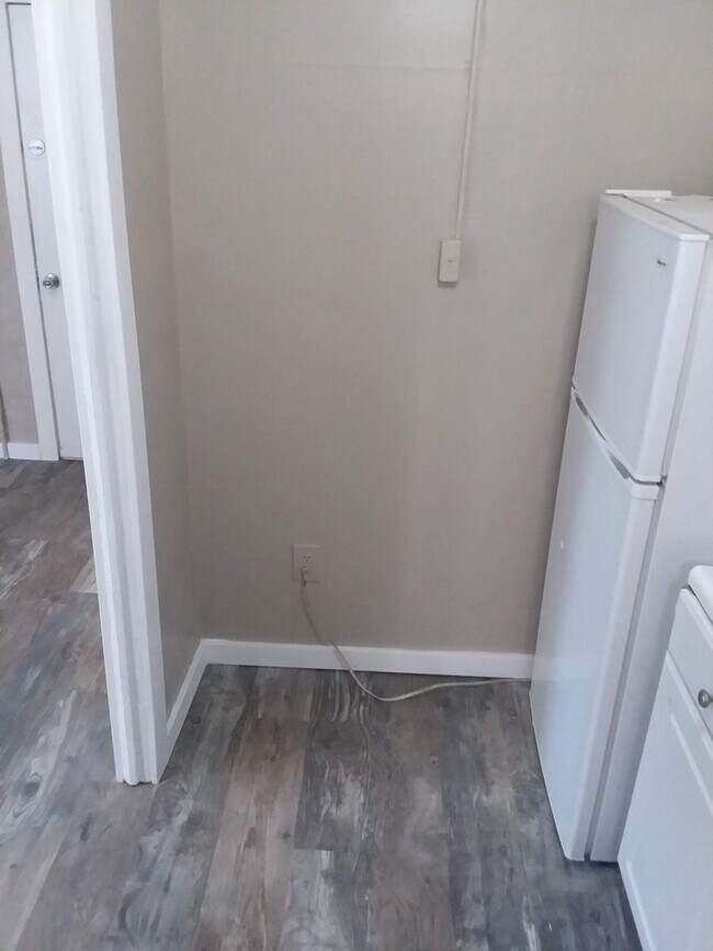Building Photo - Cap Hil Adorable 1 Bedroom Available Now!
