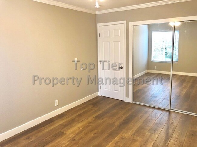 Building Photo - Meticulously renovated 2 Bd/1 Ba, 889 sf, ...