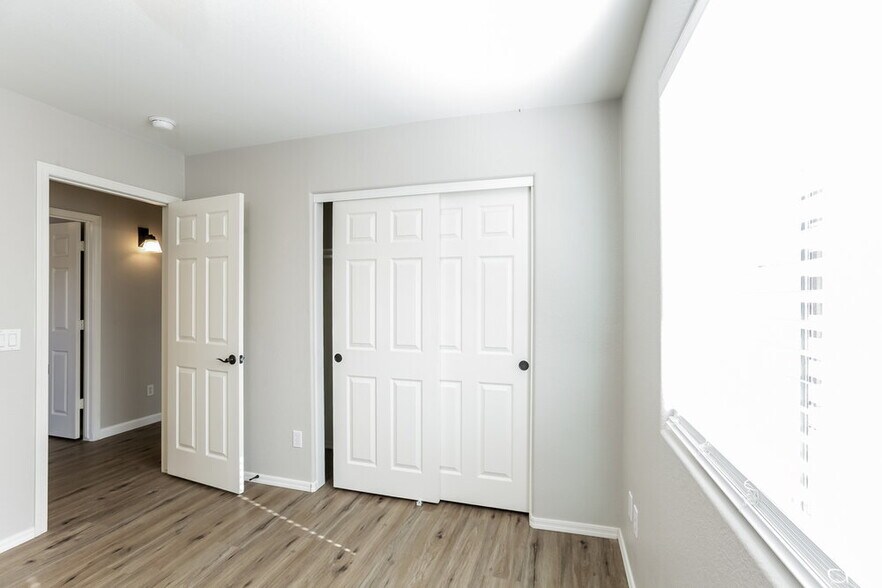 Building Photo - 2638 E Valencia Dr