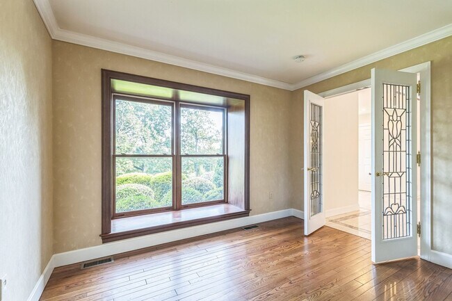 Building Photo - Spacious 5BR House in Pottstown