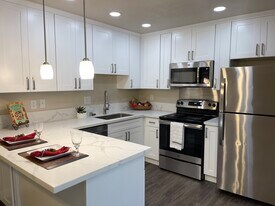 Building Photo - 1000 Sibley Apt Homes