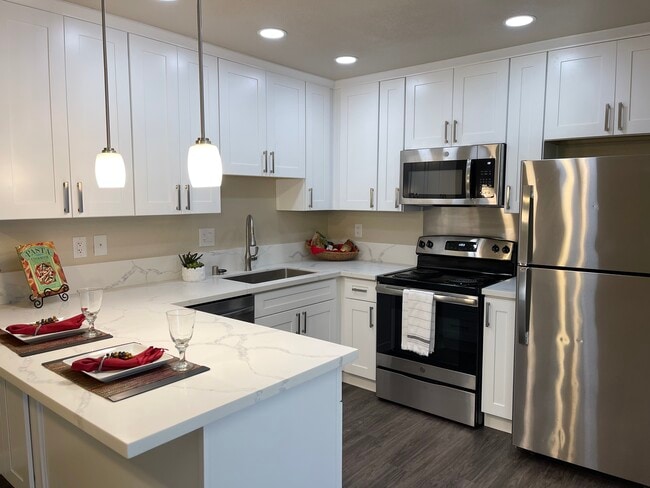 Building Photo - 1000 Sibley Apt Homes