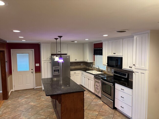 Building Photo - 718 Joryne Dr
