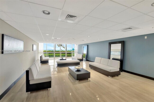 Building Photo - 16425 Collins Ave