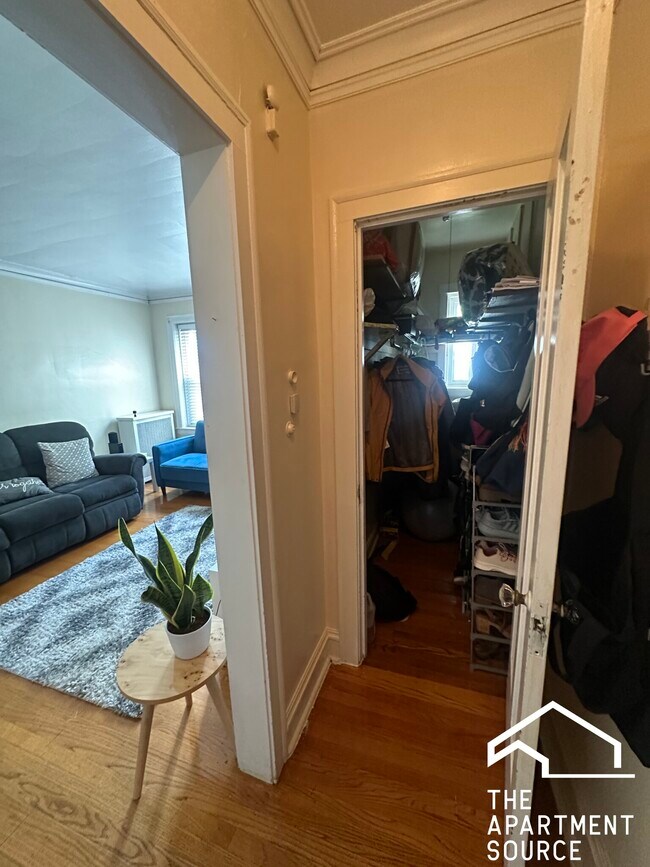 Building Photo - 2416 W North Shore Ave