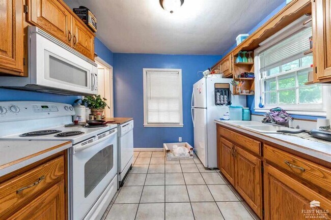 Building Photo - Close to Campus! Charming Home!