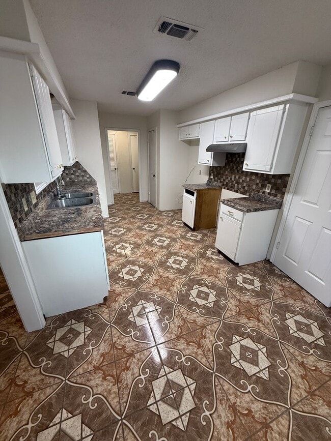 Building Photo - AVAILABLE NOW!! 3/2/2 near west end and LCU